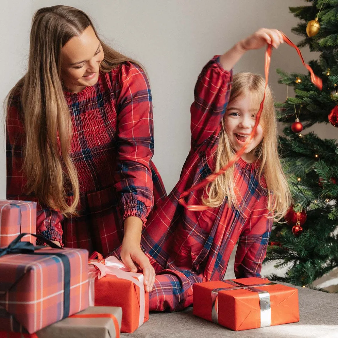 Ma-ia Family Kaarina-mekko Ristikko tummanpunainen
