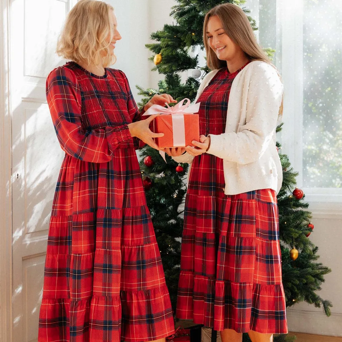 Ma-ia Family Kaarina-mekko Ristikko tummanpunainen
