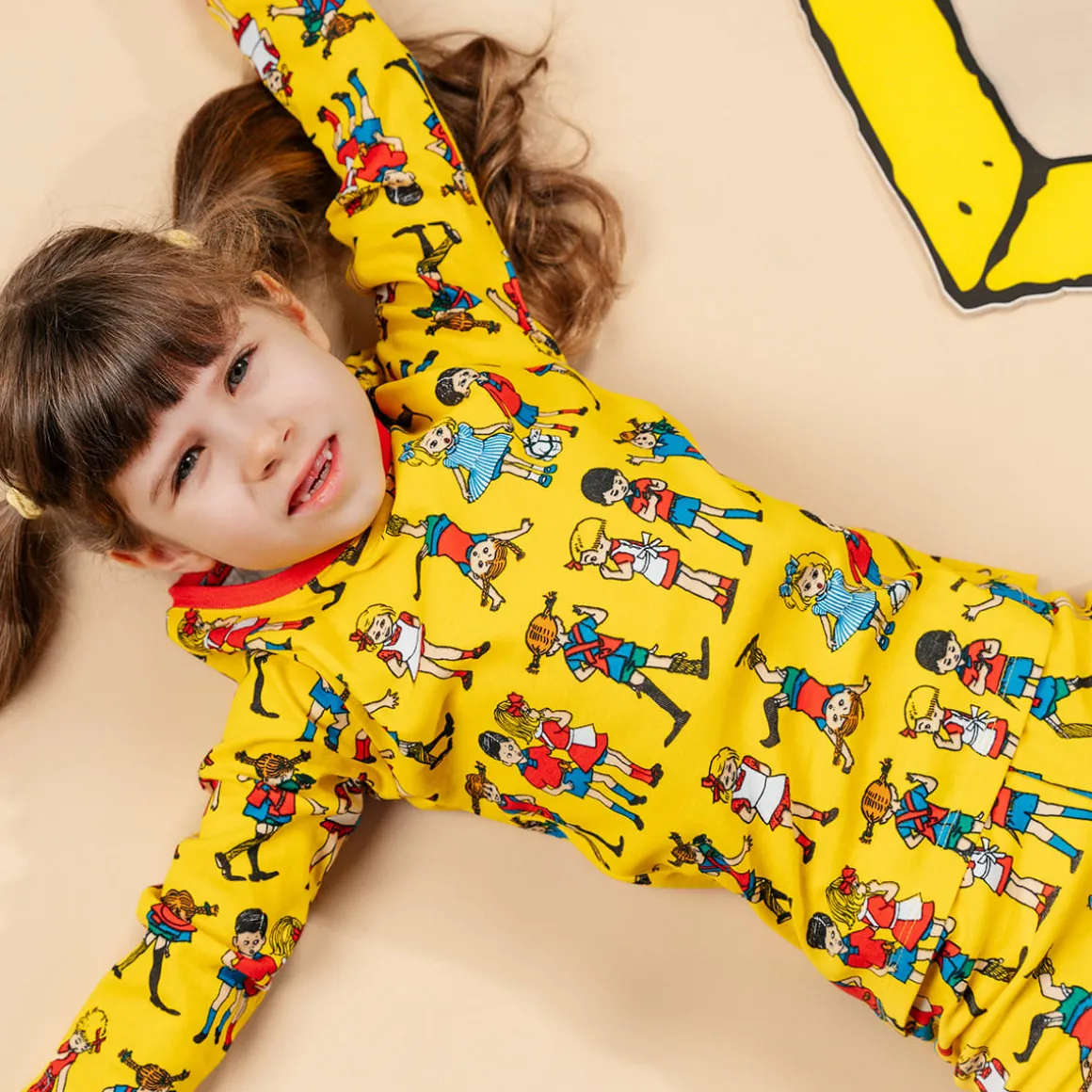 Peppi Pitkätossu Peppi ja ystävät -pyjama keltainen
